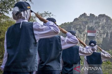 Upacara HUT Ke-80 RI di Tebing Hawu