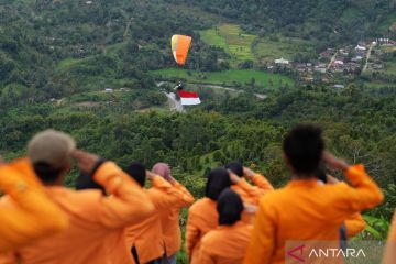 Upacara HUT ke-80 RI di Puncak Sani-sani
