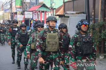 Yonif 315 Garuda gelar long march dan bantu warga dengan bakti sosial