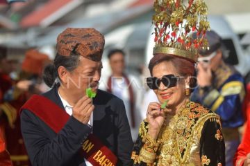 Parade pakaian adat di Solok Selatan