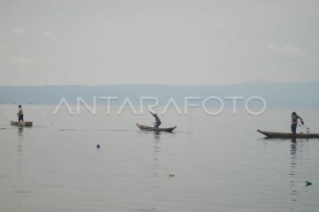 Atraksi Manjalo di Danau Singkarak