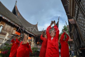 Atraksi tari Tampuruang