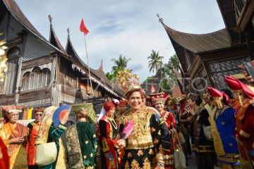 Parade pakaian adat di Solok Selatan