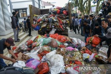 Aksi warga buang sampah di Kantor Bupati Pandeglang