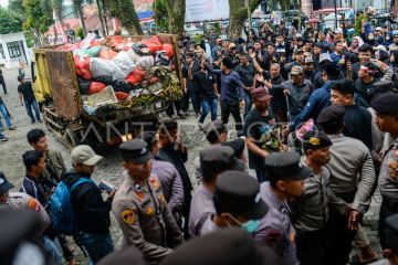 Foto: Aksi warga buang sampah di Kantor Bupati Pandeglang