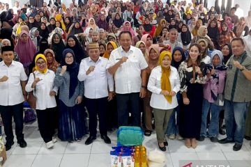 Pemprov Gorontalo salurkan bantuan produksi UMKM di Bone Bolango