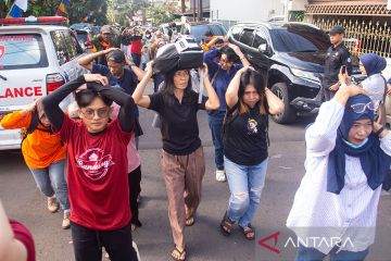 Simulasi tanggap darurat gempa di Bandung