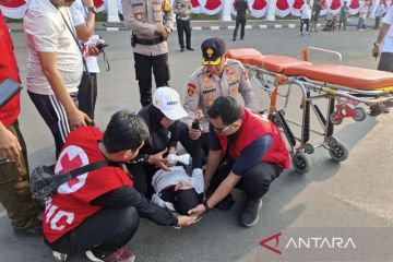 Polisi sigap beri pertolongan peserta Merdeka Run yang kelelahan