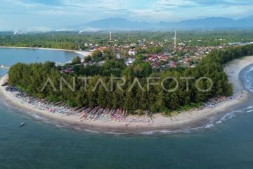 Wisata Pantai Tiku di Agam