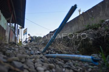 Perlintasan sebidang dengan sistem peringatan dini rusak