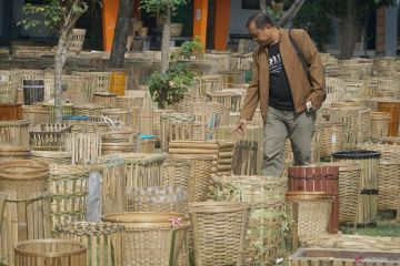 Pengumpulan tempat sampah bambu UIN SATU Tulungagung