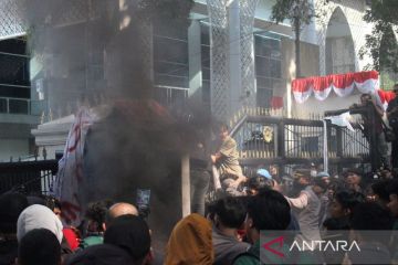 Aksi unjuk rasa ricuh di Medan