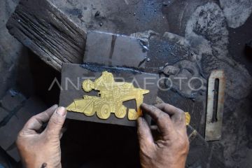 Perajin suvenir batu bara Sawahlunto