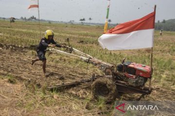 Lomba balap traktor sawah di Pangandaran