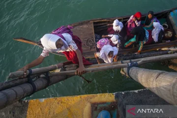 Dengan sepuluh ribu, murid SD Pulau Mubud menyebrangi laut untuk ilmu