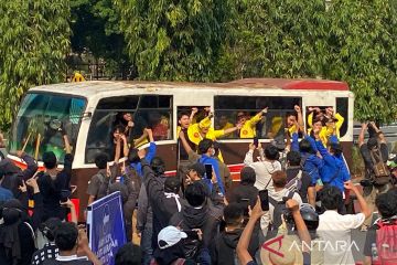 Mahasiswa UI dan Paramadina unjuk rasa di depan Polda Metro Jaya