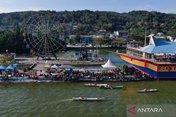 Lomba perahu di Anjungan Teluk Kendari