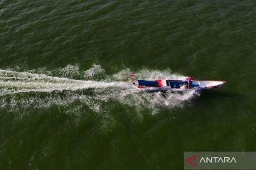 Lomba perahu di Anjungan Teluk Kendari