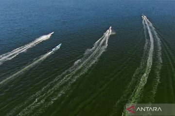 Lomba perahu di Anjungan Teluk Kendari