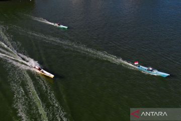 Lomba perahu di Anjungan Teluk Kendari