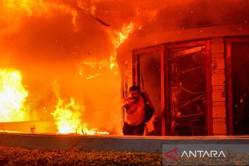 Mess MPR dibakar oleh pengunjuk rasa di Bandung