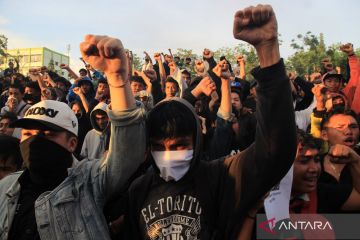 Prabowo backs peaceful expression, warns against treasonous acts