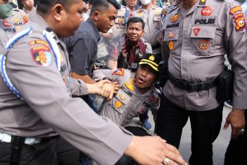 Polisi terjatuh saat kawal aksi unjuk rasa