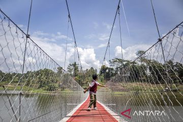 Jembatan gantung Sungai Cicadas di Kabupaten Bandung Barat