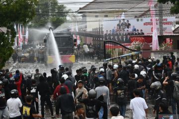Unjuk rasa di DPRD Kota Madiun