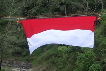 SAR DIY kibarkan bendera Merah Putih raksasa di kaki Gunung Merapi