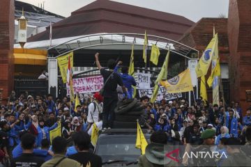 Aksi unjuk rasa di DPRD Banten