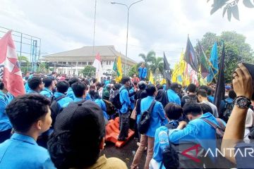 Ribuan mahasiswa lakukan aksi unjuk rasa di Kantor DPRD Babel