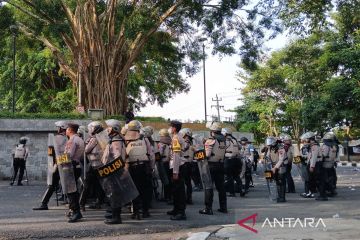 Ricuh, puluhan demonstran tumbang kena gas air mata di DPRD Temanggung