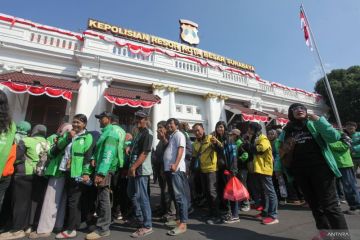 Pembagian bantuan beras kepada ojol