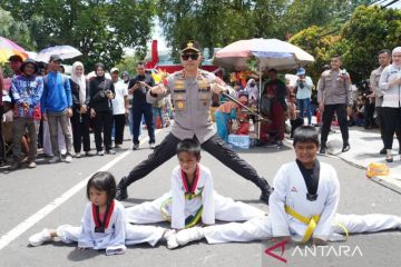 Potret Kapolda Babel bersama peserta karnaval HUT Ke-80 RI
