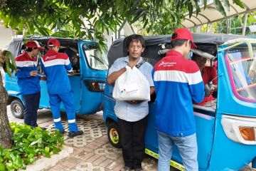 PGN bagikan paket sembako untuk pengemudi bajaj berbahan bakar gas