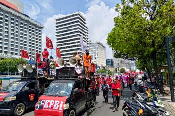 Massa Aliansi Gebrak lakukan "long march" ke kawasan Patung Kuda