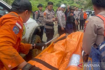 Evakuasi jasad korban kecelakaan helikopter di Mentewe Kalsel