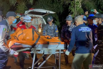 Evakuasi terakhir korban helikopter jatuh di hutan Kalsel