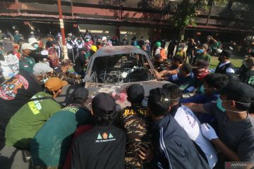 Gotong royong bersihkan perkantoran pascakerusuhan di Kediri