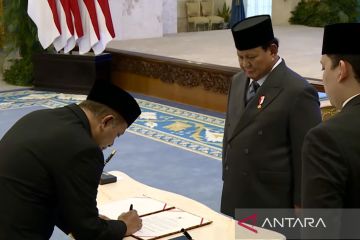Prabowo lantik Ferry Juliantono sebagai Menkop, gantikan Budi Arie
