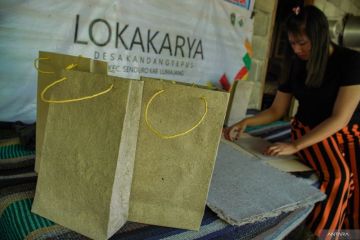 Kerajinan kertas pelepah pisang kelompok PKH