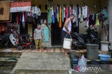 Distribusi air bersih dampak gangguan aliran PAM