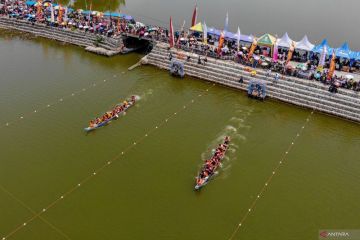 Lomba balap perahu di sungai Bengawan Solo