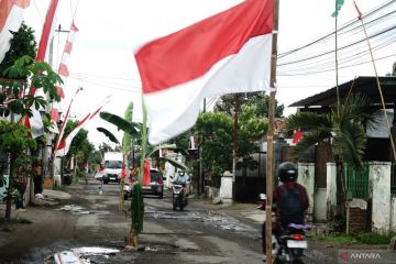 Jalan rusak ditanami pohon di Tulungagung