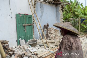Rumah rusak akibat pergerakan tanah di Lebak