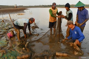 Menangkap ikan di air waduk menyusut di Madiun