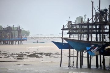 Tradisi menggantung perahu nelayan Desa Soligi