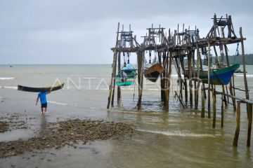 Tradisi menggantung perahu nelayan Desa Soligi
