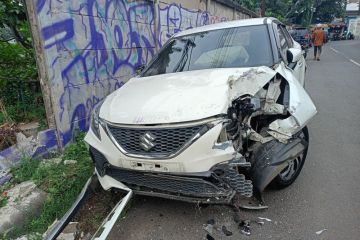 Mobil warga jadi korban kecelakaan bus Transjakarta di Pulogebang